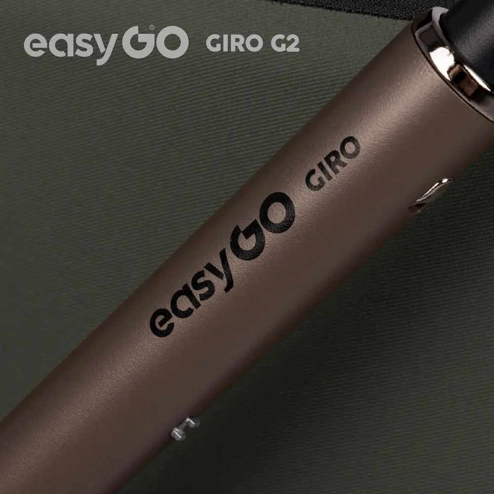 Близък план на сатенената рамка в цвят каки с релефно лого EASYGO GIRO и метални елементи.